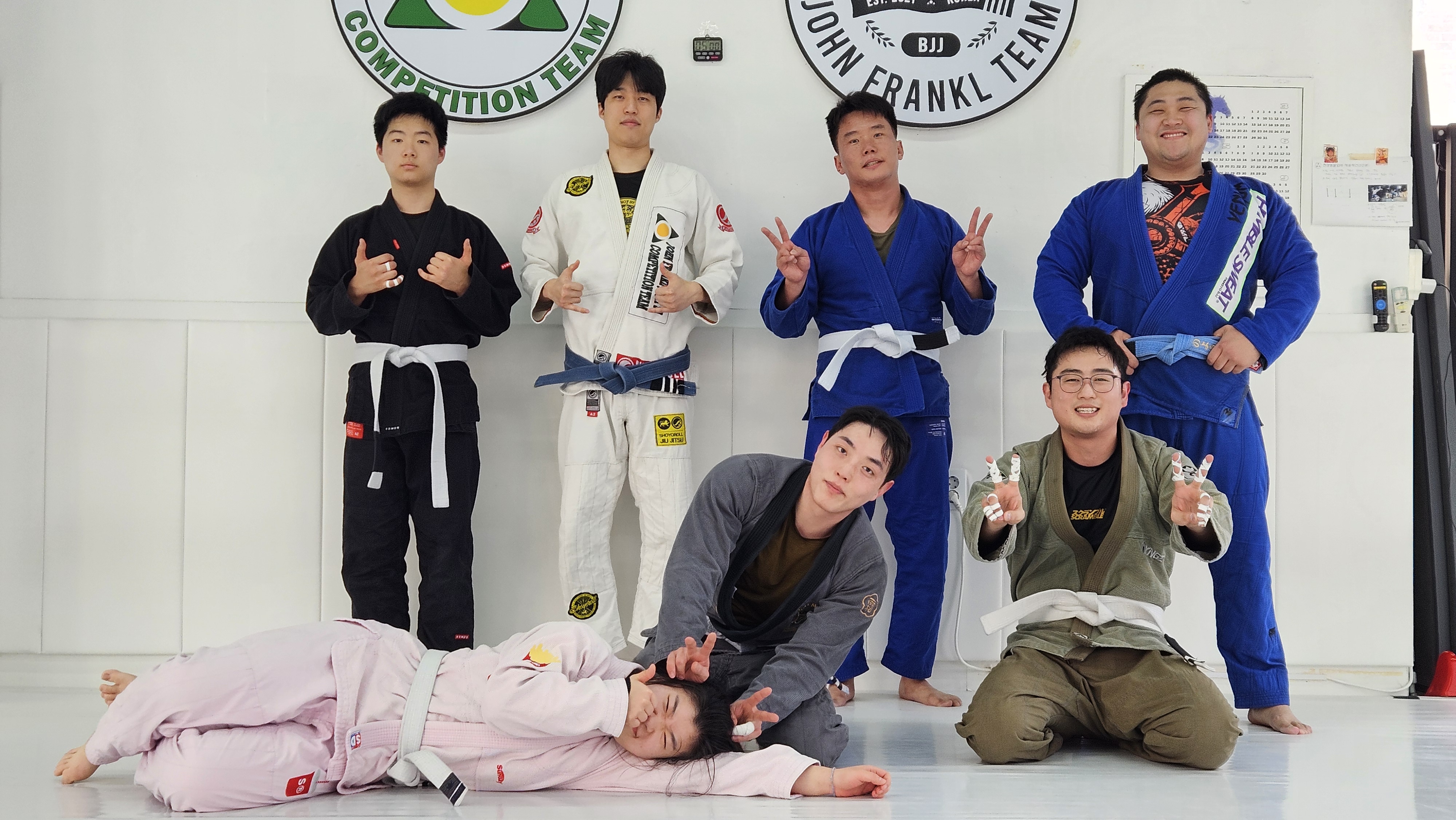 기초 수업 중인 학생들